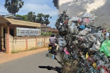 மன்னார் பொது சுகாதார வைத்திய அதிகாரி பணிமனை முன்பு சுகாதார சீர்கேடு!