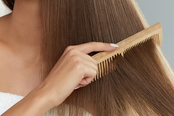 முடி உதிர்வு, பொடுகு தொல்லை அதிகமாக இருக்கின்றதா? இந்த ஒரு தவறு தான் காரணமாம் | What Happen S When You Have Dirty Comb