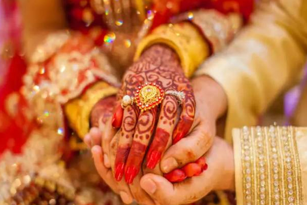 புதுமணத் தம்பதிகள் மீது ஆசீட் ஊற்றிய நபர்! அதிர்ந்துபோன திருமண மண்டபம் | Person Poured Acid Newlyweds Shock Wedding Hall