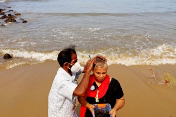 காளிகோவிலில் தலைமுடியை காணிக்கையாக செலுத்திய சிங்களப் பெண்