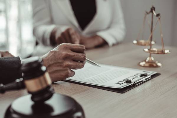 சுற்றிவளைப்புக்கு சென்ற காவல்துறையினர் மீது தாக்குதல்: சந்தேகநபர் கைது | Two Police Officers Were Attacked