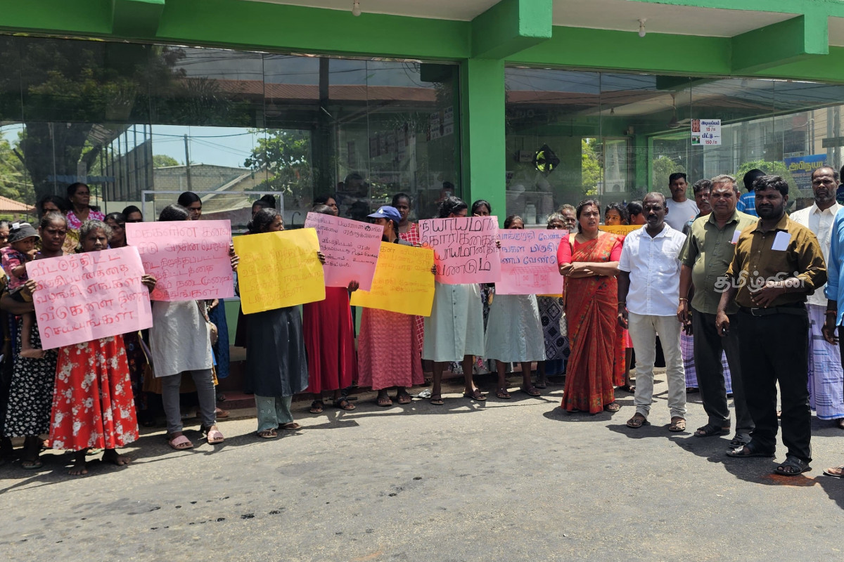 சஜித் கொண்டு வந்த திட்டத்தில் நிதி மோசடி - போராட்டத்தில் குதித்த வடக்கு மக்கள் | Housing Scheme Funding Fraud Allegations சஜித் கொண்டு வந்த திட்டத்தில் நிதி மோசடி - போராட்டத்தில் குதித்த வடக்கு மக்கள் | Housing Scheme Funding Fraud Allegations
