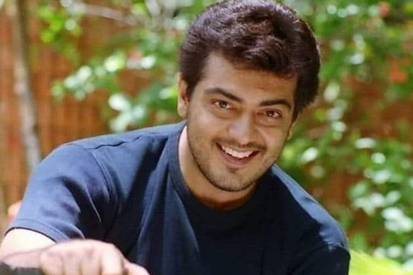 கையில் இசைக்கருவியுடன் நடிகர் அஜித்.. இதுவரை பலரும் பார்த்திராத புகைப்படம்