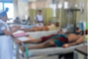 ප්‍රතිකාර ලබමින් සිටි පුද්ගලයෙක් රෝහලේදී මරාදමයි..