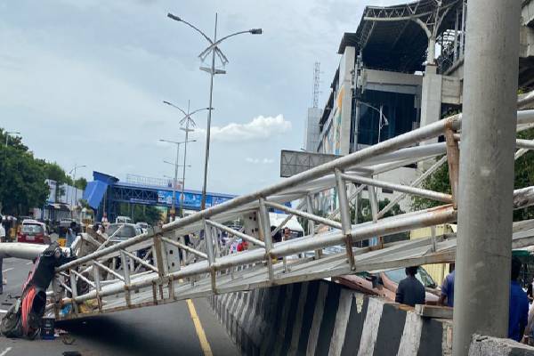 சென்னையில்  வழிகாட்டி பலகை விழுந்து விபத்து : வாகனங்கள் சேதம் ஒருவர் பலி - தமிழ்நாடு
