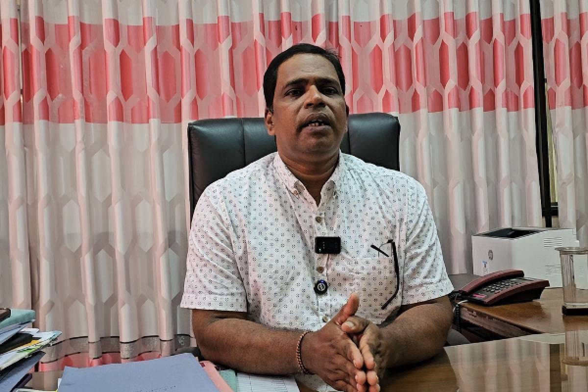 அரசியல் பிழைப்புக்காக மோசமான வேலைகளை செய்யும் மானிப்பாய் தவிசாளர் : உறுப்பினர் அச்சுதபாயன் குற்றச்சாட்டு | Manipay Thavisalar Do Menial Jobs Achuthapayan அரசியல் பிழைப்புக்காக மோசமான வேலைகளை செய்யும் மானிப்பாய் தவிசாளர் : உறுப்பினர் அச்சுதபாயன் குற்றச்சாட்டு | Manipay Thavisalar Do Menial Jobs Achuthapayan