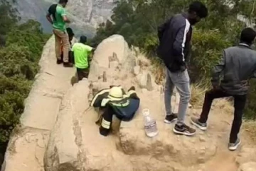 மீண்டும் மஞ்சும்மல் பாய்ஸ்..பள்ளத்தில் விழுந்த வாலிபர்;பதறிய நண்பர்கள்! மீட்கப் பட்டாரா?