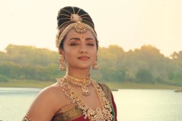 அச்சு அசல் குந்தவையாக மாறிய பிக் பாஸ் நடிகை.. புகைப்படத்தை நீங்களே பாருங்க