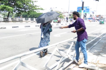 மட்டக்களப்பில் ஊடகவியலாளர்களால் துண்டுப்பிரசுரம் விநியோகம் (photo)