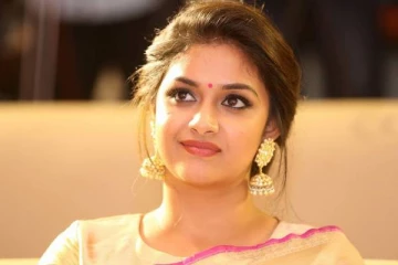 நடிகை கீர்த்தி சுரேஷா இது, சிறுவயதில் எப்படி இருக்கிறார் அடையாளமே தெரியலையே?- வைரலாகும் புகைப்படம்