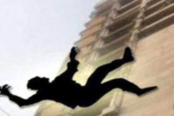 மருத்துவமனையின் மூன்றாவது மாடியில் இருந்து விழுந்தவர் பலி ; குதித்தாரா...விழுந்தாரா | Man Fell 3Rd Floor Elpitiya Hospital Has Died