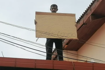 திருகோணமலை தள வைத்தியசாலை கட்டடத்தின் கூரை மேல் ஏறி அம்பியுலன்ஸ்  சாரதியொருவர் ஆர்ப்பாட்டம் (Photos)