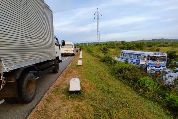 திருகோணமலையில் வீதியை விட்டு விலகி விபத்திற்கு இலக்கான பேருந்து - இருவர் காயம்