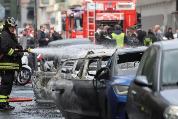 இத்தாலியில் வெடிப்புச் சம்பவம்; தீப்பற்றிய வாகனங்கள் | Explosion In Italy Vehicles On Fire