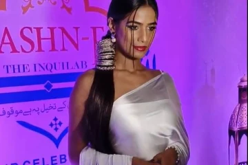 பொதுஇடத்திற்கு வந்து முகம் சுளிக்க வைத்த கவர்ச்சி நடிகை!! கண்டபடி வர்ணிக்கும் ரசிகர்கள்..