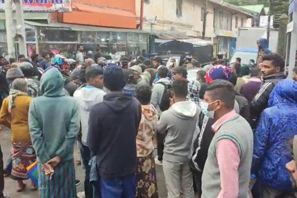 மோட்டார் சைக்கிளில் சென்றவரை மோதிய காவல்துறை வாகனம் - கலவர பூமியானது குறித்த பிரதேசம்(படங்கள்) | Motorcycle Collided With The Police Jeep