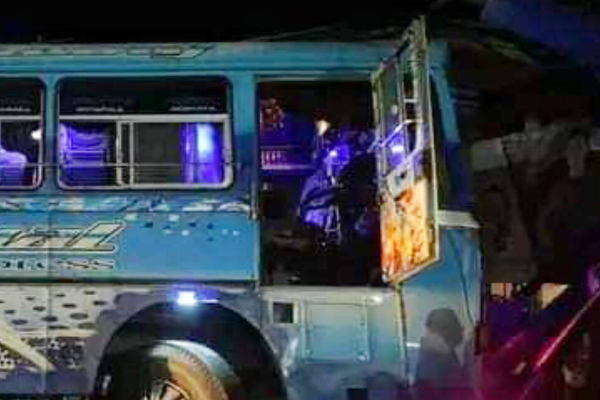 கொழும்பு நோக்கி பயணித்த பேருந்து விபத்து (Photos) | Bus Accident Traveling From Theniaya To Colombo