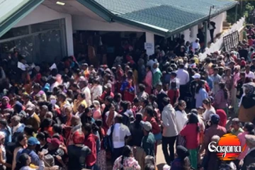 අස්වැසුමේ කොළේ ගන්න ඊයේ රෑ ඉඳන් පෝළිමේ හිටිය අසරණ මිනිස්සුන්ට නිලධාරීන් එකතුවෙලා කරපු දේ