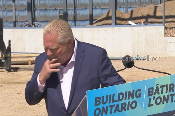 நேரலையில் முதல்வர் டக் போர்ட்டின் வாய்க்குள் நுழைந்த தேனீ | Doug Ford Swallows Bee