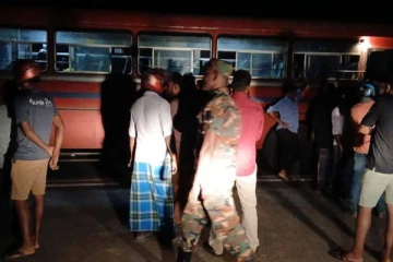 அரச பேருந்து சாரதி மீது வாள்வெட்டு : நடுவீதியில் நிர்க்கதிக்குள்ளான மக்கள்