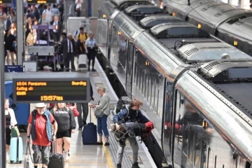 பிரித்தானியாவில் வேலைநிறுத்தத்தில் ஈடுபடவுள்ள 20 ஆயிரம் ரயில்வே ஊழியர்கள்!