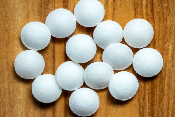 Naphthalene Balls: இனி போடாதீங்க.. ஆபத்தை விலைக்கு வாங்கச் செய்யும் நாப்தலீன் உருண்டை | Side Effects Of Using Naphthalene Balls At Home