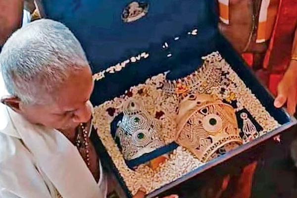 அனைத்தும் அவளுக்கே சொந்தம்; பிரமிக்க வைத்த இசைஞானியின் பக்தி! | Ilaiyaraaja Offering Mookambika Temple