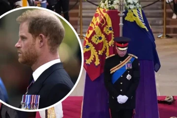 அகற்றப்பட்ட ராணியின் முத்திரை; வேதனையுடன்  இறுதி மரியாதை செலுத்திய இளவரசர்!