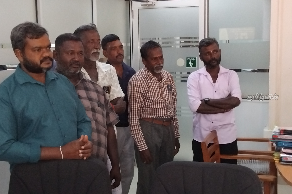 கிளிநொச்சியில் மாவட்ட அரச அதிபருக்கு மனு சமர்ப்பித்த விவசாயிகள் | Farmers Submitted A Memorandum