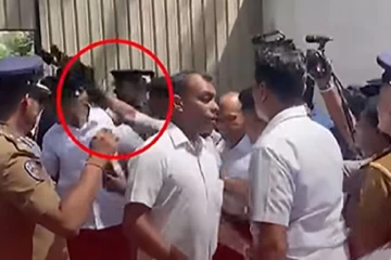 ඊයේ මුළු උසාවි බිමම උණුසුම් කළ සිද්ධිය - රනිල්ගේ ආරක්ෂකයාට පහරදුන් කැමරා ශිල්පියා අත්අඩංගුවට