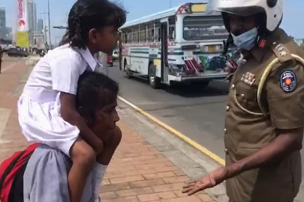 இலங்கையில் தன் பிள்ளையின் கல்விக்காக போராடும் தாய்! | A Mother Fighting For Her Child S Education