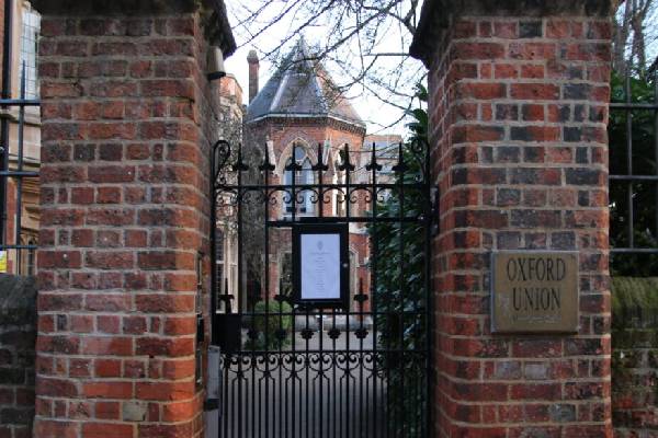 பிரிட்டன் பல்கலைக்கழகங்களில் இலங்கை அரசியல் சூடு ; ராஜபக்ச குடும்பத்திற்கு ஓக்ஸ்போர்டில் தடுப்பு | Rajapaksa Family Detained In Oxford British Uni