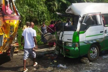 கினிகத்தேனை பகுதியில் கோர விபத்து: 10 பேர் வைத்தியசாலையில் அனுமதி