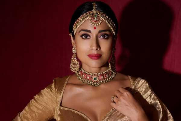 யார் இந்த முட்டாள்!! ஆள்மாறாட்டம் செய்த நபரை வெளுத்து வாங்கிய நடிகை ஸ்ரேயா.. | Shriya Saran Angry Post Her X Page About Fake Id யார் இந்த முட்டாள்!! ஆள்மாறாட்டம் செய்த நபரை வெளுத்து வாங்கிய நடிகை ஸ்ரேயா.. | Shriya Saran Angry Post Her X Page About Fake Id