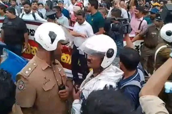 பொலிஸார் எதற்கு உள்ளனர்! மின்சார சபை ஊழியர்களால் ஆத்திரமடைந்த பொதுமக்கள்! | By Electricity Board Employees