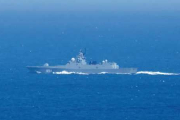 அமெரிக்கப் படைகள் துரத்தும் எண்ணெய் கப்பல்! களத்தில் இறங்கிய ரஷ்யா | Russia Sends Naval Forces Protect Oil Tanke Us