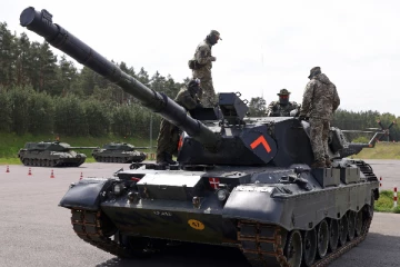 உக்ரைனுக்கு 300 கோடி டாலர் மதிப்பிலான ஆயுதங்களை வழங்கிய நாடு!