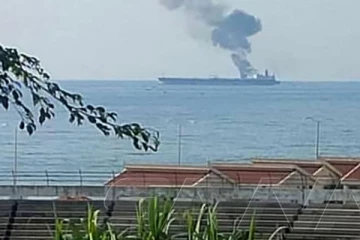 ஈரானிய எண்ணெய் டேங்கர் மீது குண்டு வீச்சு: நடுக்கடலில் பற்றியெரியும் கப்பல்