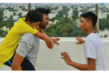 மகன்களுடன் அமர்ந்திருந்த தனுஷை நிற்கவைத்து இளையராஜா அதிரடி