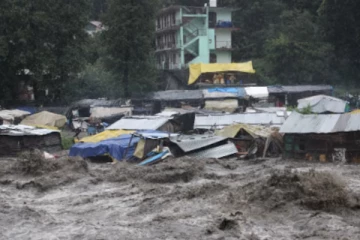 புரட்டிப்போட்ட வெள்ளம்; ஒரே நொடி பல வீடு காலி - திடுக்கிடும் வீடியோ!