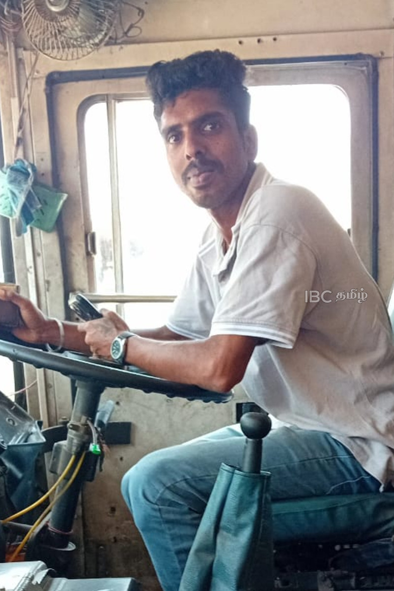 பேருந்தில் தொலைந்த தங்கச் சங்கிலி...! சாரதி - நடத்துநரின் நேர்மையான செயல் | Sltb Staff Return Lost Gold Chain Worth Rs 1M பேருந்தில் தொலைந்த தங்கச் சங்கிலி...! சாரதி - நடத்துநரின் நேர்மையான செயல் | Sltb Staff Return Lost Gold Chain Worth Rs 1M