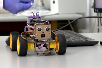 உலகிலேயே முதல்முறையாக உருவாக்கப்பட்ட விசித்திர ரோபோ!