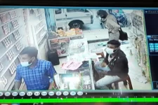 நகைக்கடையில் இடம்பெற்ற கொள்ளை! சி.சி.ரிவி கமராவில் பதிவான காட்சிகள்