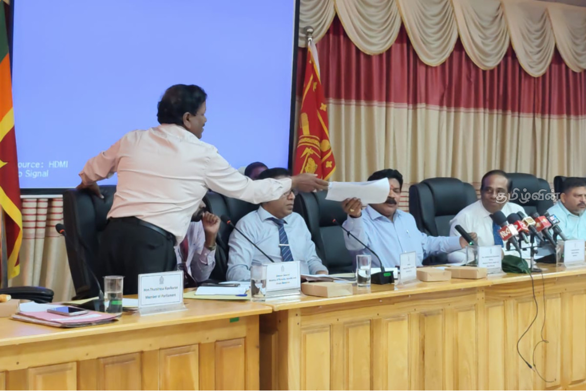 சட்டவிரோத கடற்றொழில் செயற்பாடுகளை கட்டுப்படுத்துமாறு ரவிகரன் எம்.பி வலியுறுத்து | Mstop Fishing Other Districts Mullaithivu சட்டவிரோத கடற்றொழில் செயற்பாடுகளை கட்டுப்படுத்துமாறு ரவிகரன் எம்.பி வலியுறுத்து | Mstop Fishing Other Districts Mullaithivu