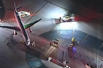 பயணிகள் பேருந்தின் மீது கோதி விபத்துக்குள்ளான விமானம்: அமெரிக்காவில் சம்பவம்