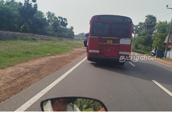 அளவுக்கு அதிகமான பயணிகளுடன் பயணிக்கும் இலங்கை போக்குவரத்து சபை பேருந்து! | Sltb Bus Traveling With Too Many Passengers அளவுக்கு அதிகமான பயணிகளுடன் பயணிக்கும் இலங்கை போக்குவரத்து சபை பேருந்து! | Sltb Bus Traveling With Too Many Passengers