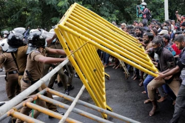 பத்தரமுல்லையில் பதற்றம்! பொலிசாரின் தாக்குதல் தீவிரம்