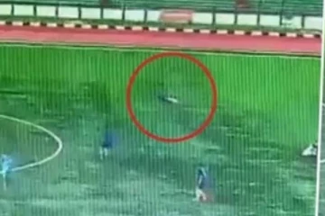 கால்பந்து போட்டியின் போது மின்னல் தாக்கி பரிதாபமாக உயிரிழந்த வீரர்!