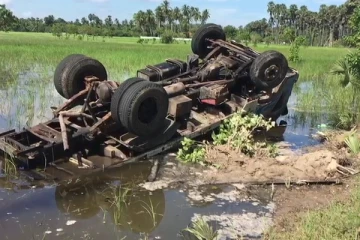 சட்டவிரோதமாக மணல் ஏற்றிச்சென்ற வாகனம் விபத்து (Photos)