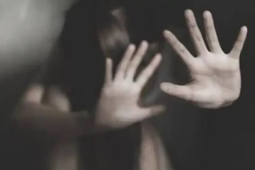 பெண்ணை கூட்டு பாலியல் பலாத்காரம் செய்த கும்பல் : தோழியையும் வரவழைத்து நாசம் செய்த அதிர்ச்சி சம்பவம்